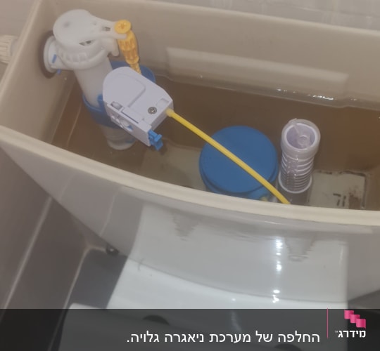 מיכל הדחה פתוח עם מנגנון צף ושסתום